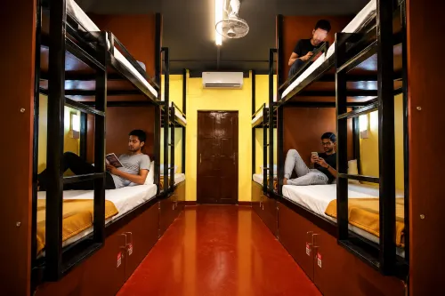 The Metro Pod Backpackers AC Hostel - بيوت الشباب