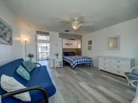 Waterfront Condo 1 Block to Beach Pool Access - WiFi