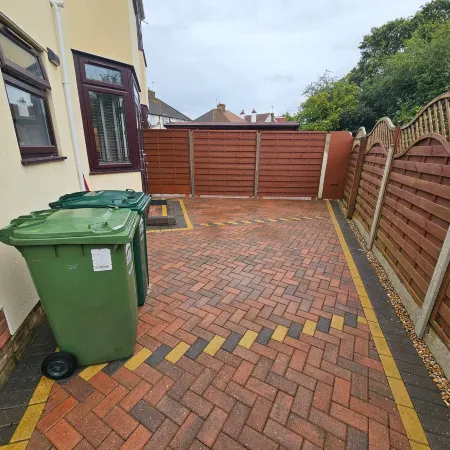 Serene 5-Bedroom House in Staines-Upon-Thames with Garden Отели в г. Стейнес