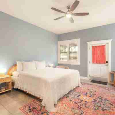 Key West Style Cottage - with pool/hot-tub Rooms