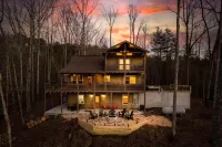 Valley Retreat Sleeps 10 Hot Tub Fire Pit - 3-Star