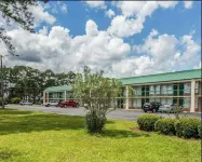 Travelers Inn Douglas By OYO US-441 - Pool