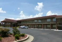 Red Roof Inn & Suites Cleveland, TN - Motels
