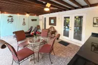 1 Mi to Beach Access: Naples Home w/ Lanai - 3 tähden