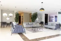 2BR Santa Fe: Style & Comfort with Gym & Parking - Mountain view