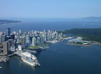 Pan Pacific Vancouver Hotel dekat Library Square Public House