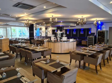 Cyan Hotel - Roissy Villepinte Parc des Expositions Отели в г. Сена-Сен-Дени