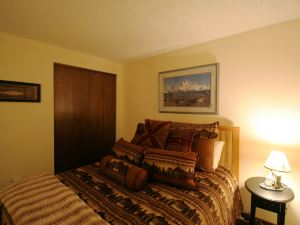 Snowater Condo 28 Ground Floor Sleeps 4 Close to Community Amenities