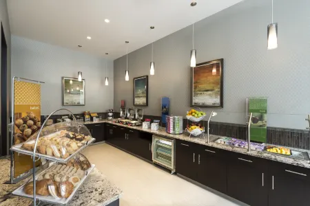 Hampton Inn & Suites Portsmouth Downtown Отели рядом с достопримечательностью «St. John's Episcopal Church»