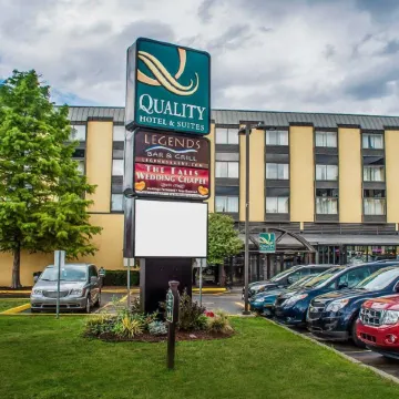 Quality Hotel & Suites at the Falls Отели рядом с достопримечательностью «Подковообразный водопад»