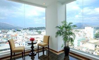 Den Long Do Hotel & Restaurant
