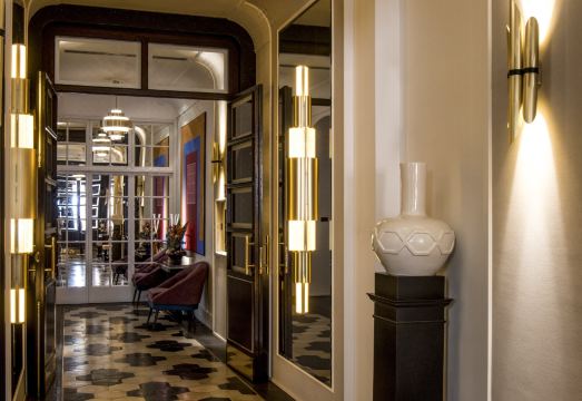 Hotel Vilòn의 우아한 객실 인테리어
