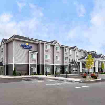 Microtel Inn & Suites by Wyndham Farmington Hotel Exterior