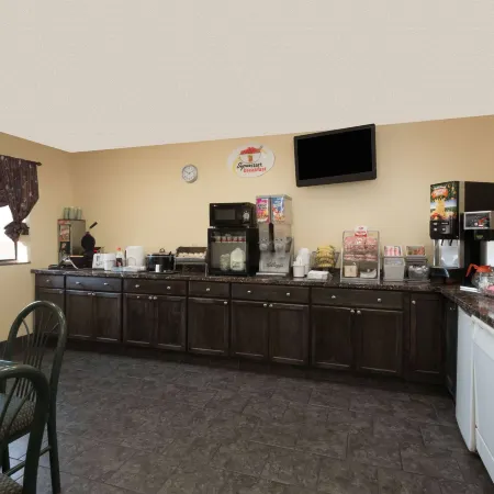 Super 8 by Wyndham Topeka/Wanamaker RD/I-70