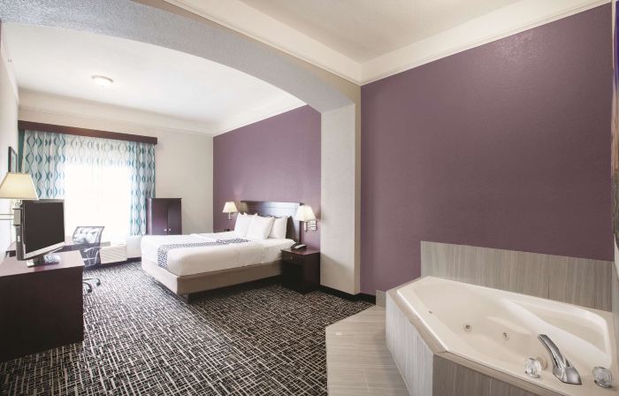 La Quinta Inn & Suites by Wyndham Mansfield TX