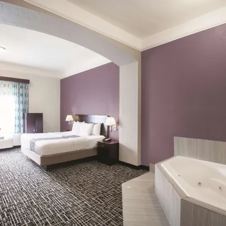 La Quinta Inn & Suites by Wyndham Mansfield TX