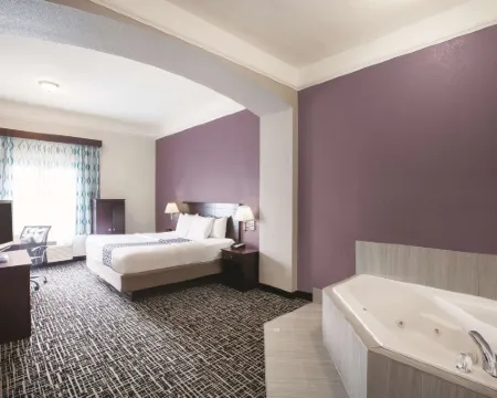 La Quinta Inn & Suites by Wyndham Mansfield TX Hotels in Mansfield