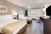Travelodge by Wyndham College Park - Motels
