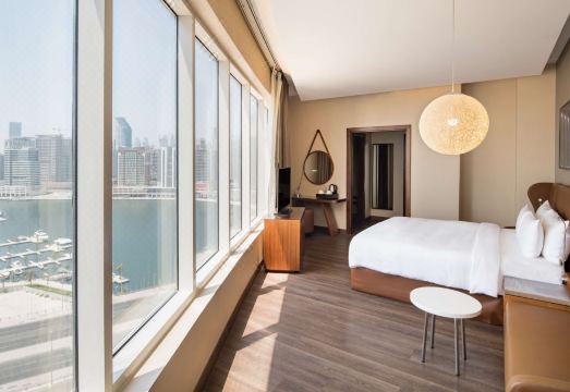 래디슨 블루 호텔, 두바이 운하 전망