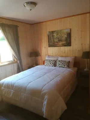 Knotty Pine Cottages, Suites & Motel Rooms Hotels in Victoria County