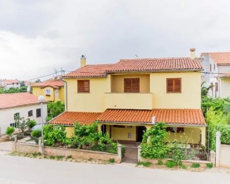 Modern Holiday Home with Pool & 4 Bikes, Near Center Hotels in Fazana
