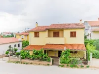 Modern Holiday Home with Pool & 4 Bikes, Near Center - parking