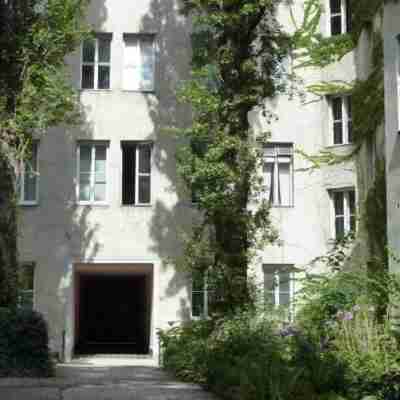 GoVienna Small Modern Apartment Hotel Exterior