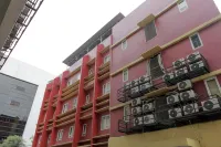 RedDoorz Plus Near Galaxy Bekasi - Pensions