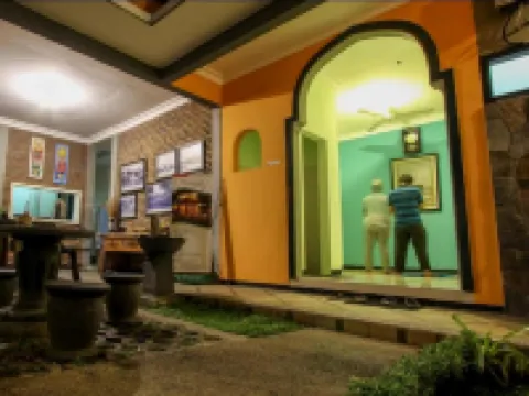 Guest House Rumah Wahidin Syariah Hotels in Mayangan