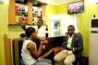 De Royal Legacy Hotel and Suites فنادق في Umu Ezeukwu