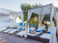 Eiriana Luxury Suites 帕拉堤那海灘（Plathiena Beach）附近的飯店