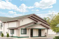 Super 8 by Wyndham Twinsburg/Cleveland Area Hotels in Macedonia