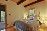 Left Duplex Home Directly Across from Pico Mountain, Close to Killington. 3 Bedroom Home Các khách sạn ở Killington