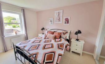 Boutique 3-Bed Home with Free Parking in Glasgow