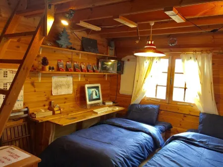 Guest House Chalet Sielu Отели рядом со станцией JR Zeze Station