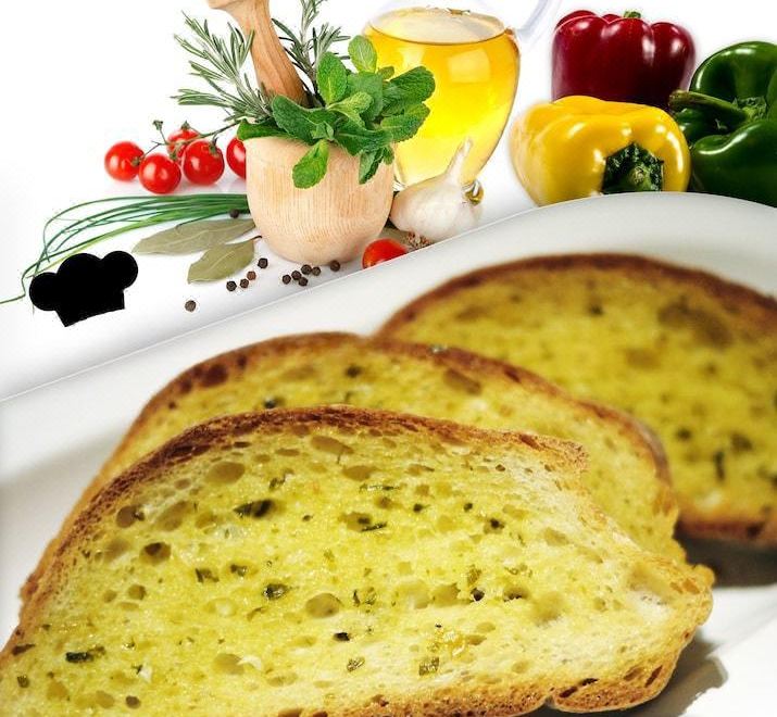 [카오산 팰리스 호텔의 옥상 수영장 모습]