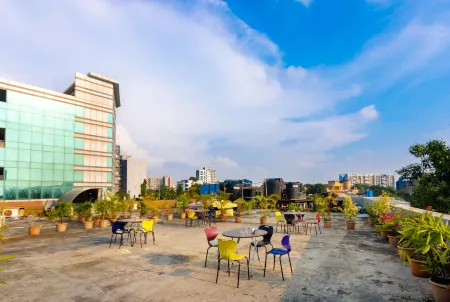 Hotel Apex International Отели рядом с достопримечательностью «Paras Dham Temple»