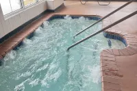 Duluth Inn & Suites Near Spirit Mountain - Hot Tub