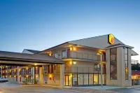 Super 8 by Wyndham Fredericksburg - Parking