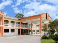 Super 8 by Wyndham Ocean Springs Biloxi Hotels in Latimer