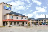 Days Inn & Suites by Wyndham Madisonville فنادق في Madisonville