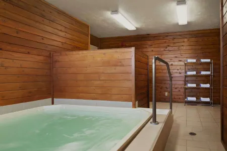 Super 8 by Wyndham Idaho Falls Отели рядом с достопримечательностью «Giant Eagle Waterfall Nest»