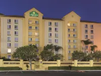 La Quinta Inn & Suites by Wyndham Ontario Airport Hotels near مطار أونتاريو الدولي