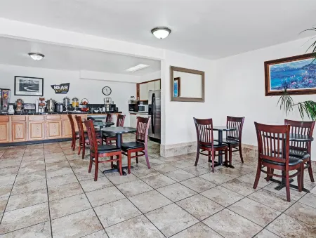 Travelodge by Wyndham Seattle North of Downtown Отели рядом с достопримечательностью «Шлюз Хирам М. Читтенден»