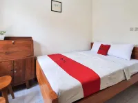 RedDoorz Syariah near Terminal Bus Giwangan Hotels in Bantul Regency