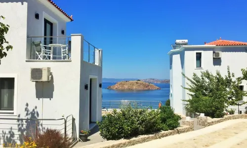 Eleia Seafront Rooms & Villas