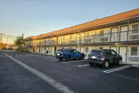 Travelodge by Wyndham Fullerton Near Anaheim - Bãi đậu xe