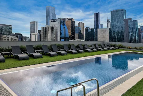 โรงแรมวินด์แฮม เมลเบิร์น - สระว่ายน้ำบนดาดฟ้า