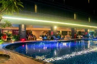 The Alana Hotel & Convention Center Solo by Aston - Pools