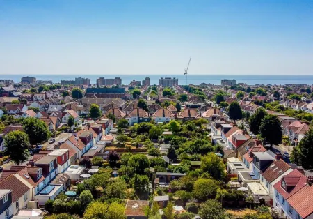 Green Mews 1 with Free Parking - by My Getaways Отели рядом с достопримечательностью «Hove Museum and Art Gallery»